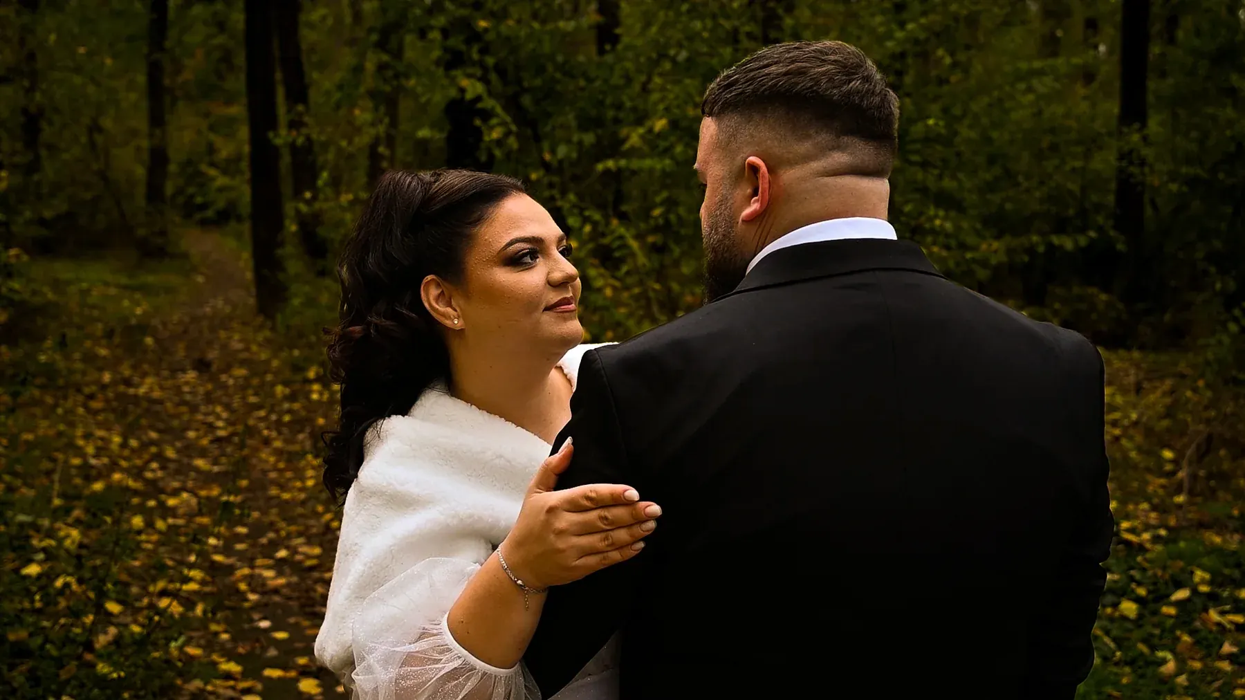 Mirii dansând în pădure